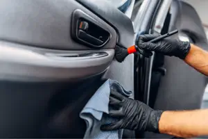 Limpieza detallada de puerta de coche